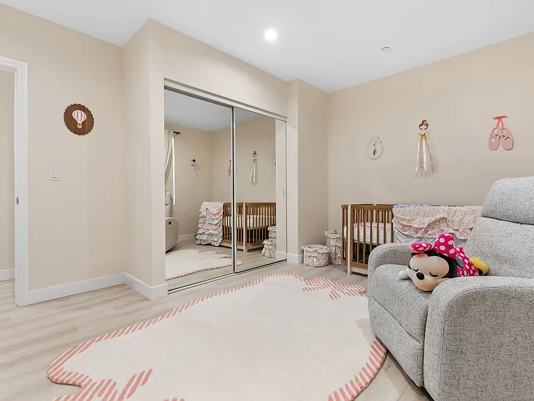 2101 E Glenoaks Blvd — Photo 17