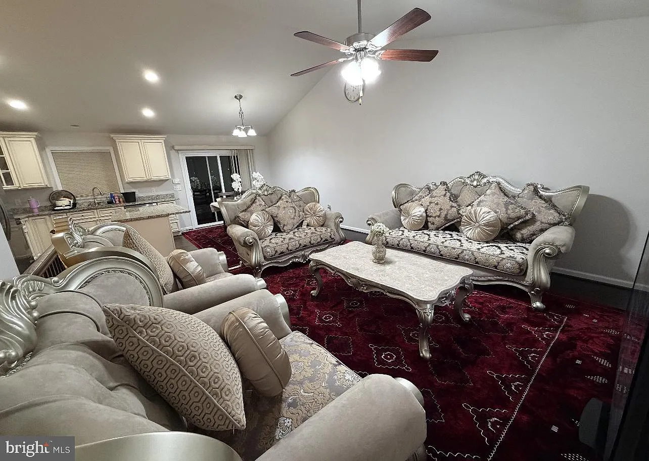 4 bed, 3.0 bath, 2190 sqft, $2,990 — Photo 4