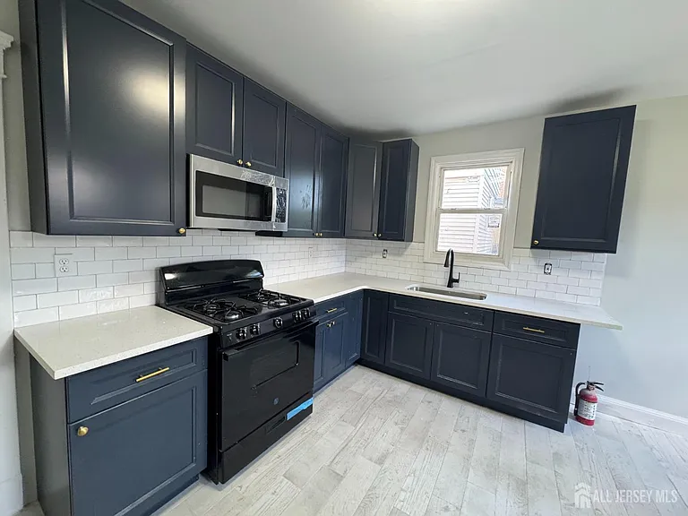 266 Sandford St — Photo 1