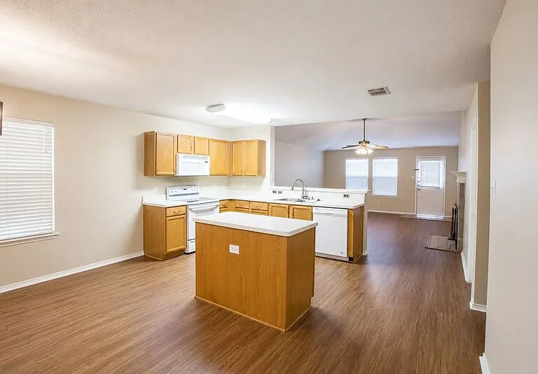 1118 Water Oak Way — Photo 3
