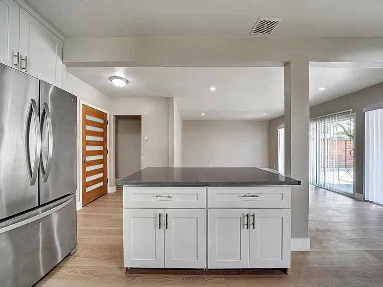 2040 S Sherbourne Dr — Photo 8