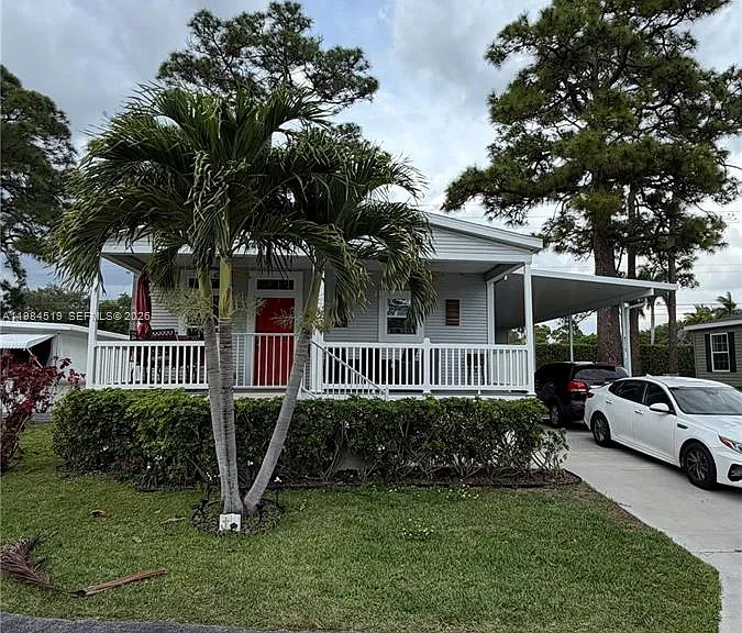 4219 Royal Manor Blvd #HOUSE — Photo 2