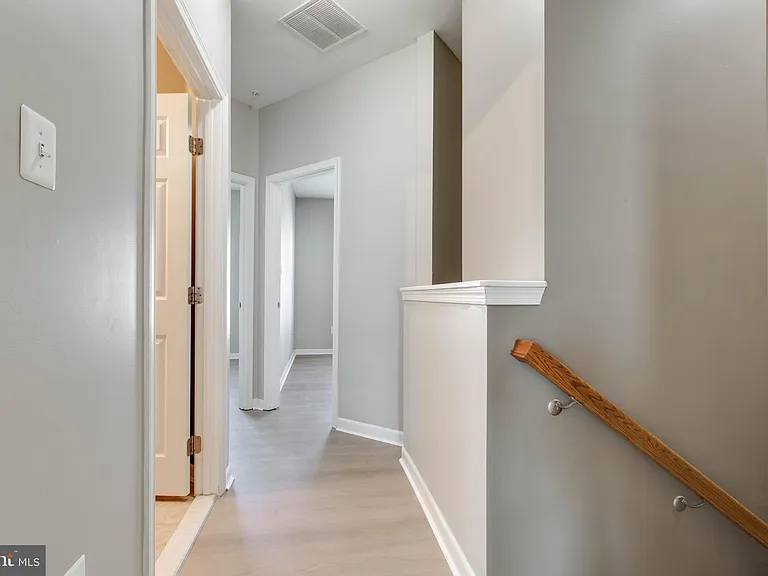 1739 Theale Way — Photo 32