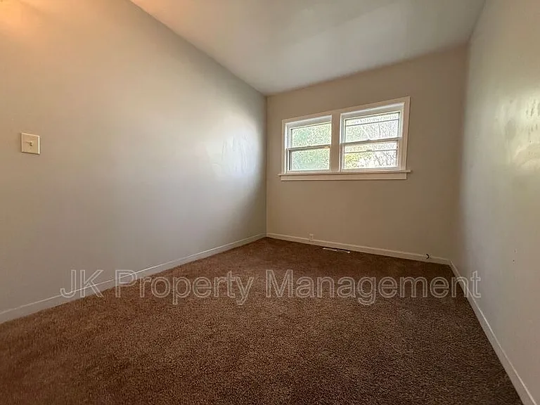 511 33rd St N — Photo 11