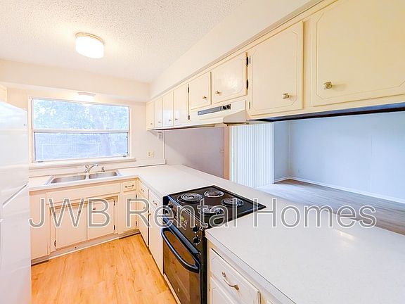 2nd image of 520 Clermont Ave S