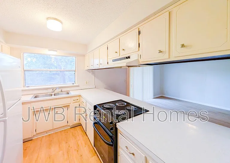 520 Clermont Ave S — Photo 2