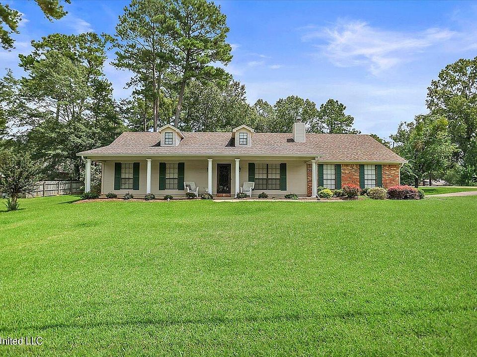 1st image of 909 W Lake Dockery Dr