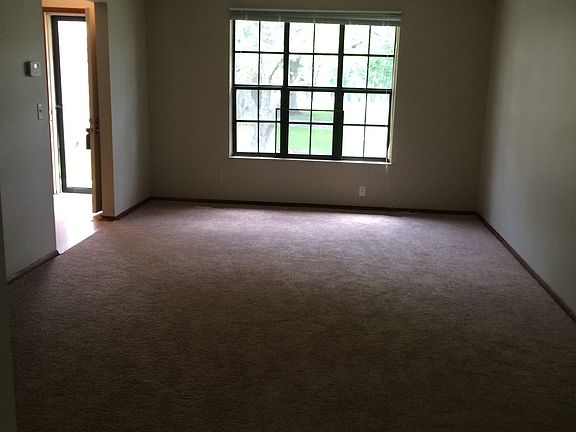 4th image of 128 Stornoway Dr E