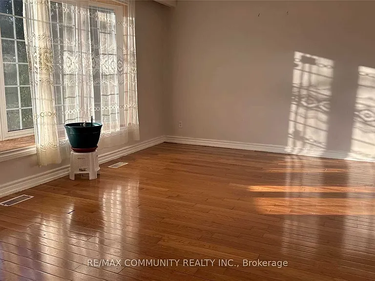 11 Ingrid Dr — Photo 4