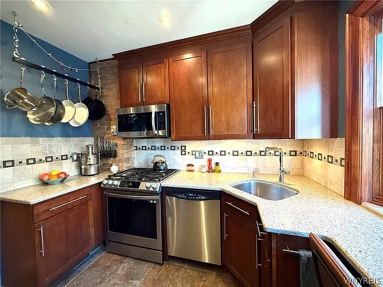 118 Ashland Ave — Photo 16
