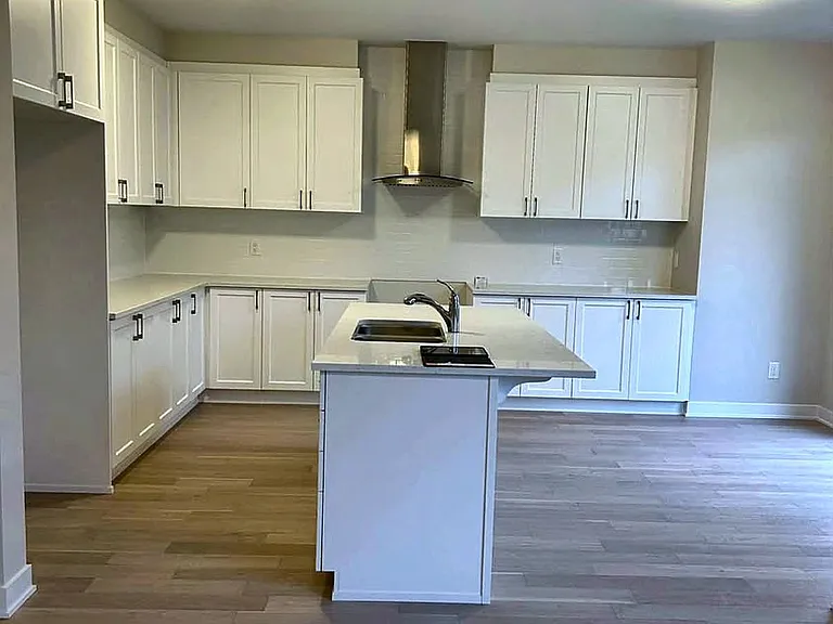 1007 Showman St — Photo 2