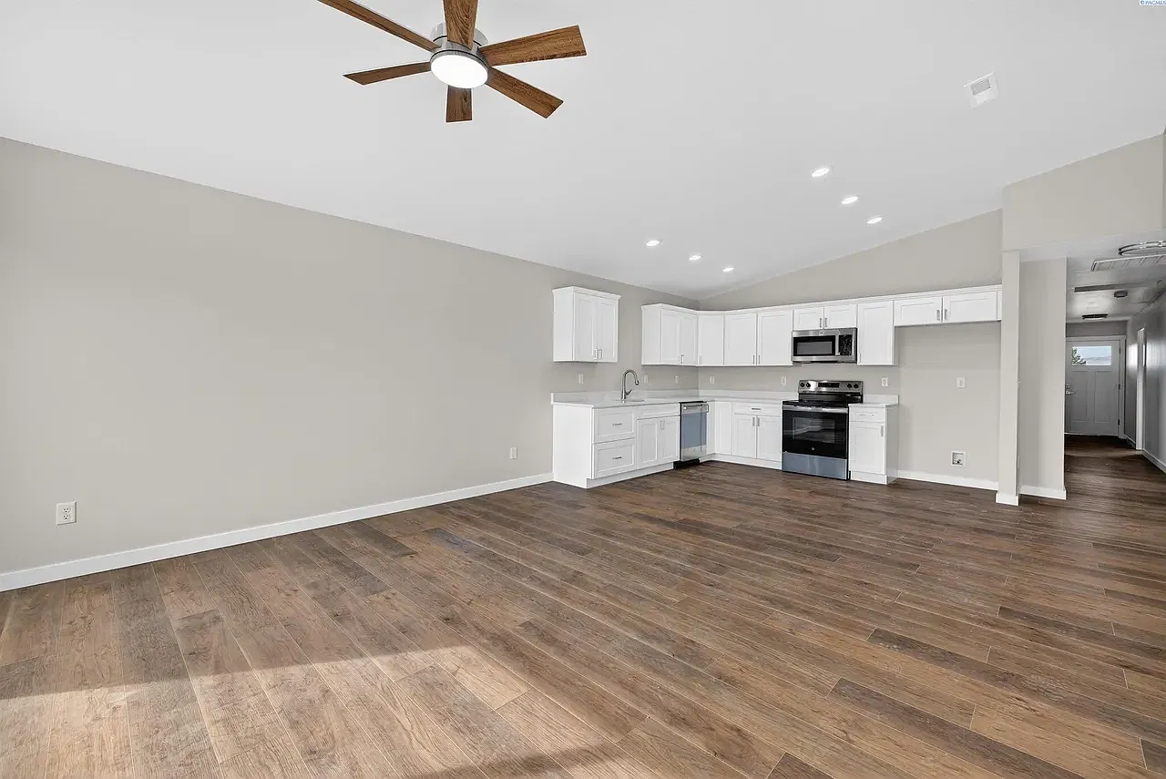 3 bed, 1255 sqft, $2,200 — Photo 4