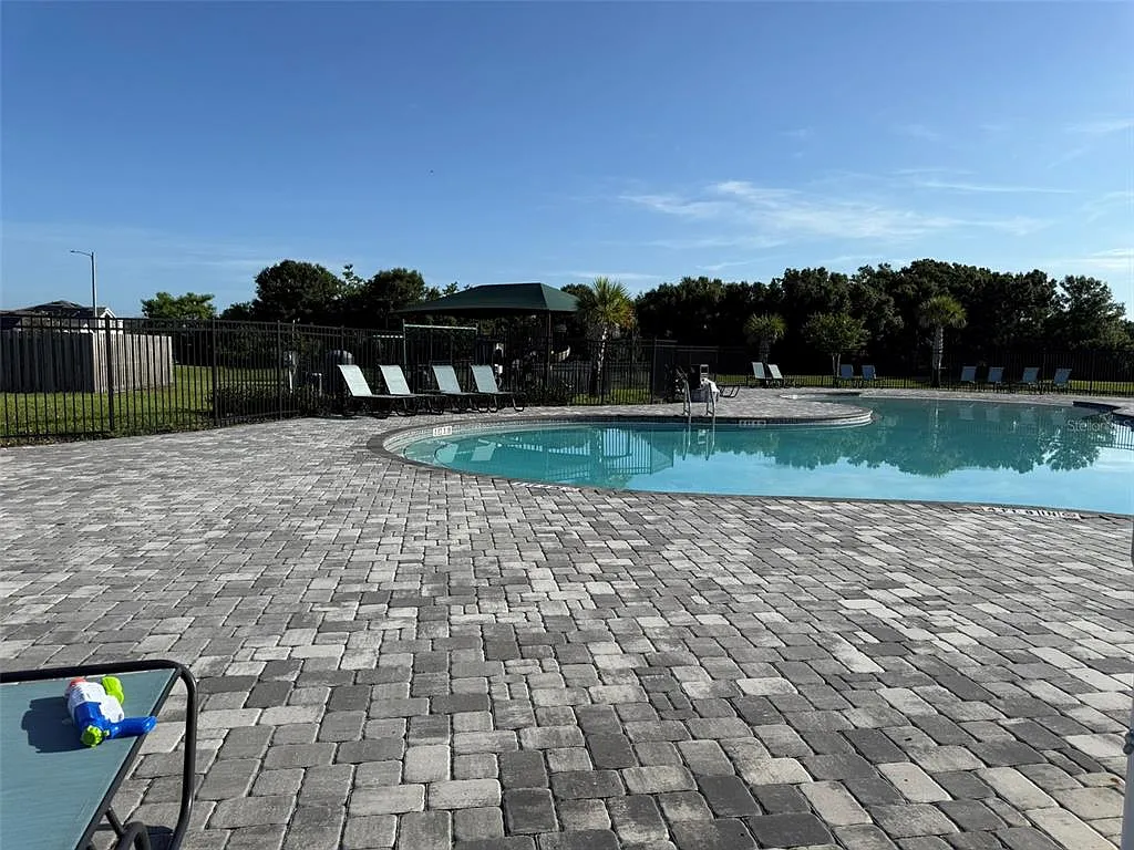 4 bed, 2.5 bath, 2328 sqft, $2,700 — Photo 2