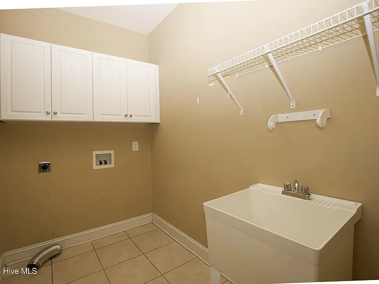 16 Montrose Ct — Photo 42