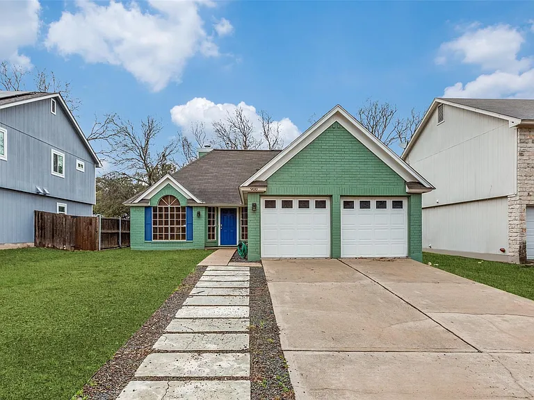900 Angleton Cv — Photo 2