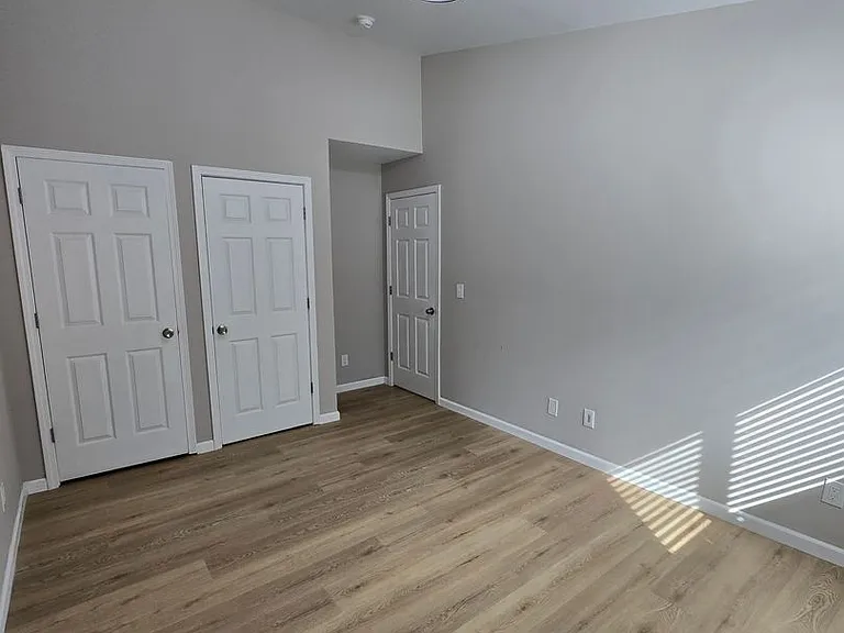 Country Shores Apartments — Photo 44