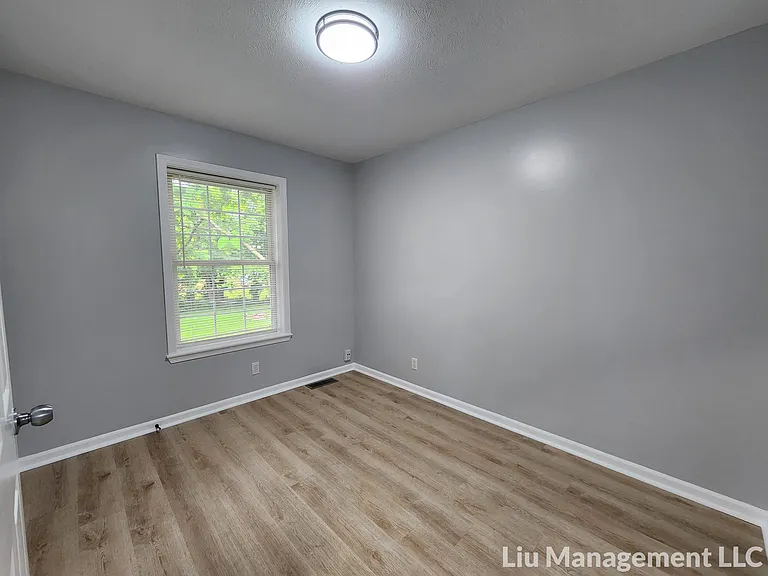 1042 N Traub Ave — Photo 13