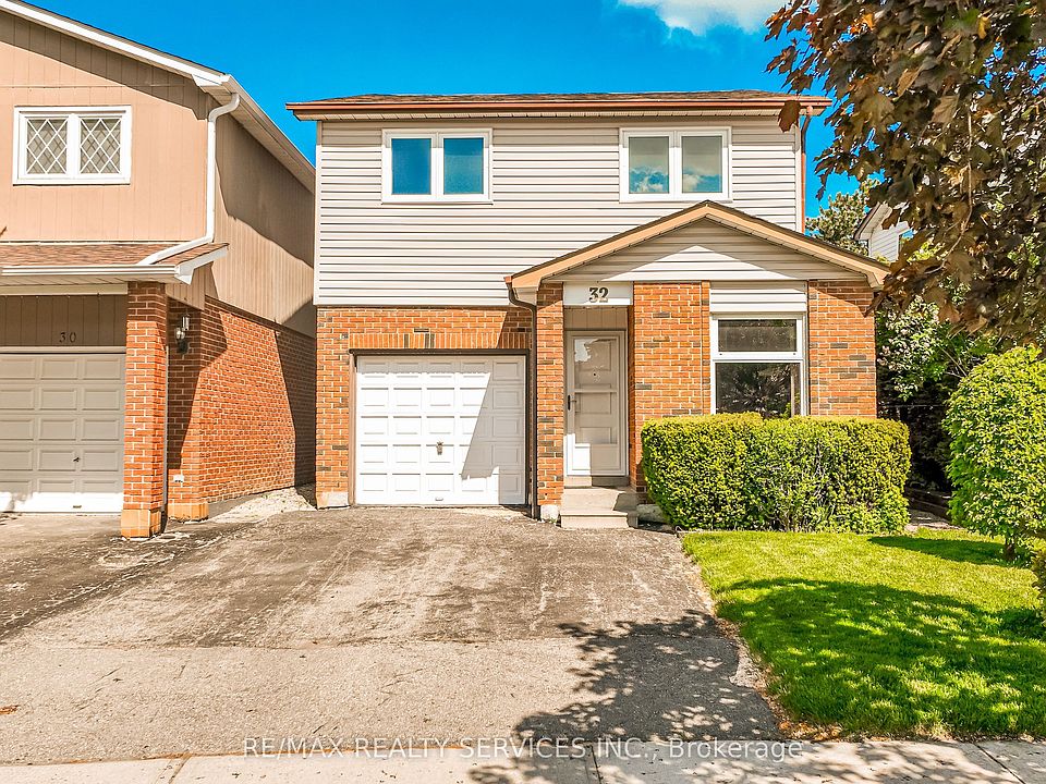 1st image of 32 Winterfold Dr