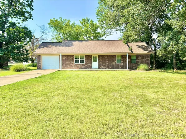 303 NW J St, Stigler, OK 74462