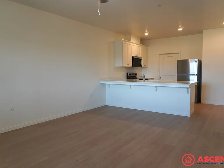 420 20th Ave — Photo 2