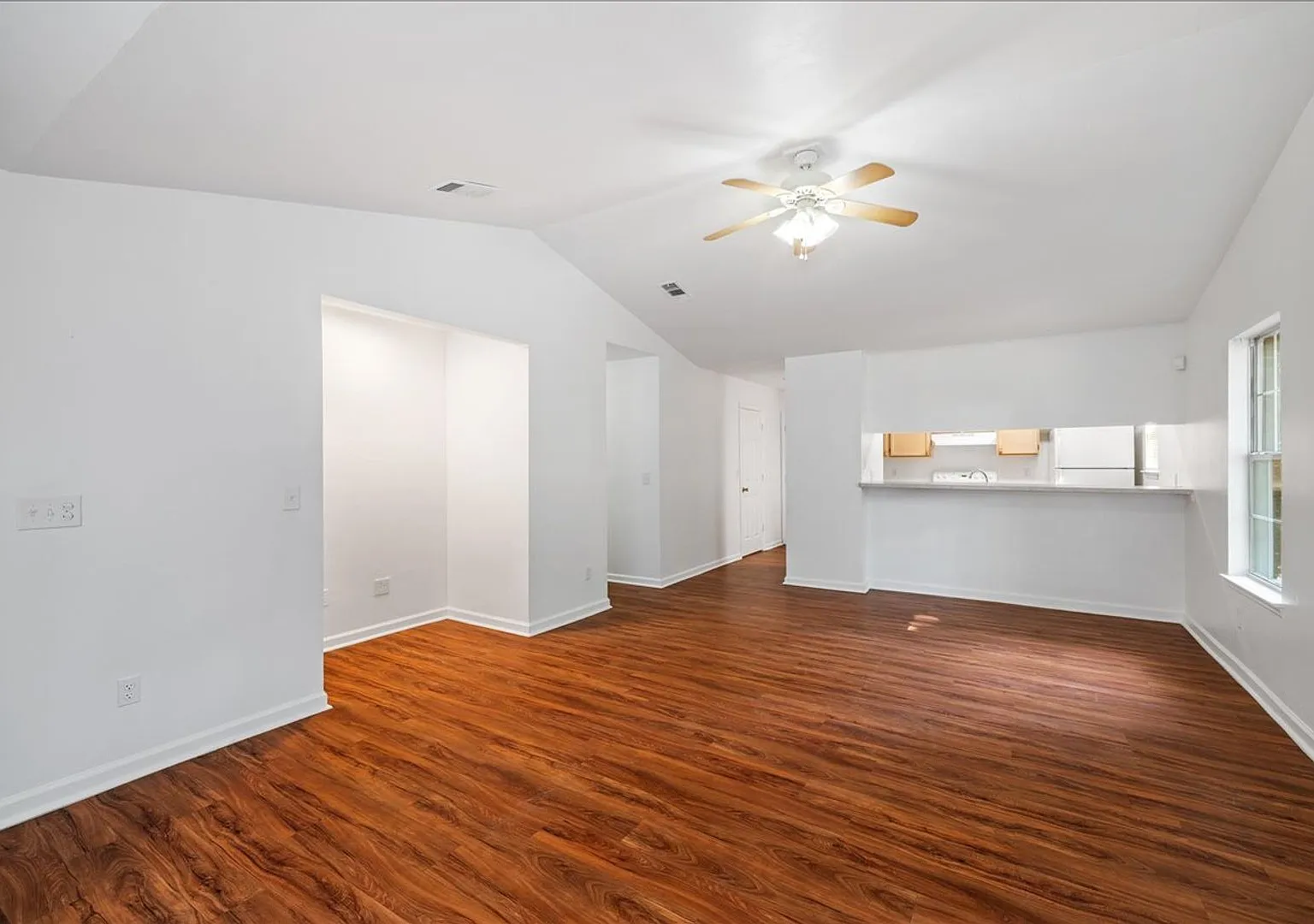 Cozy 4 Bedroom House Close to Campus for August 2027! — Photo 3