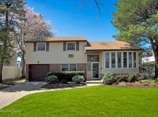 10 Patricia Ln, Syosset, NY 11791