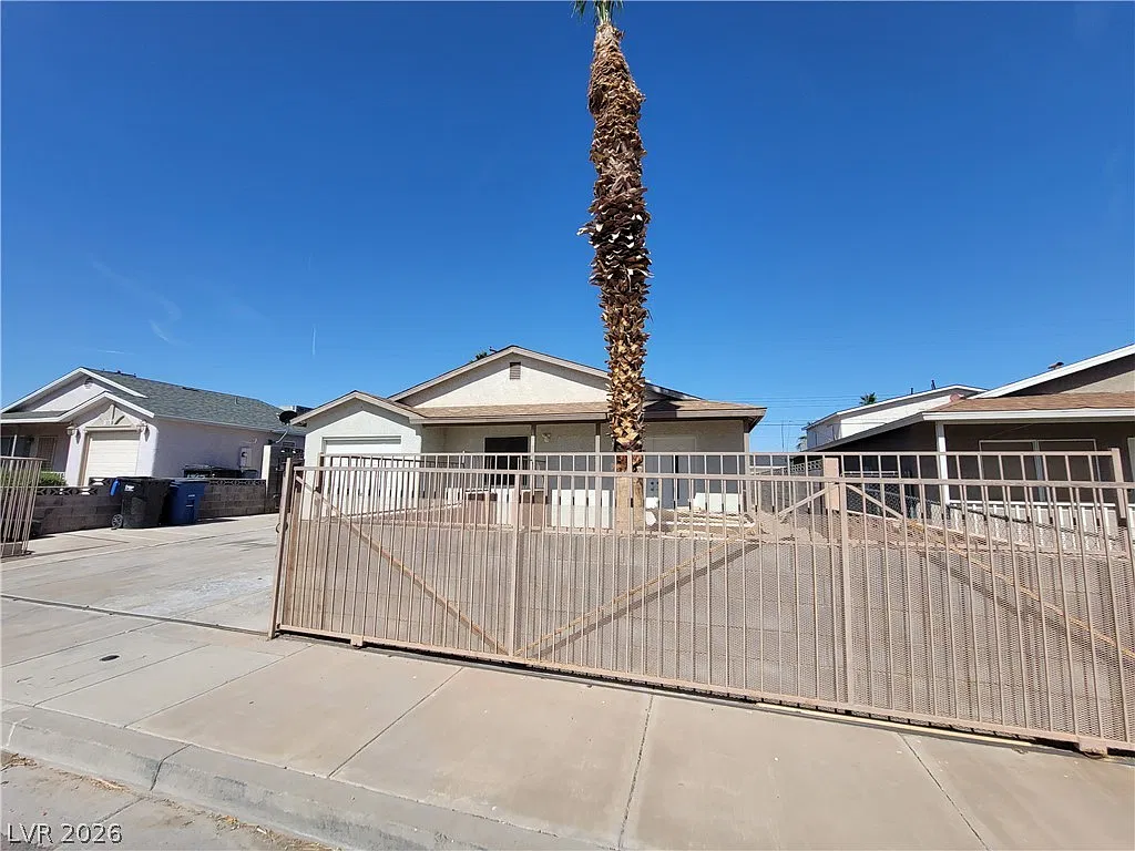 4 bed, 2.0 bath, 1050 sqft, $1,871 — Photo 2