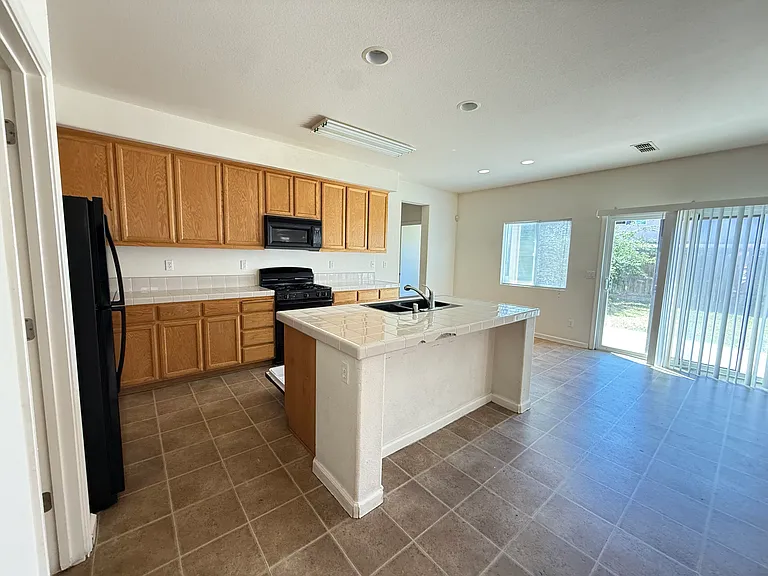 1372 Derby Ct — Photo 7