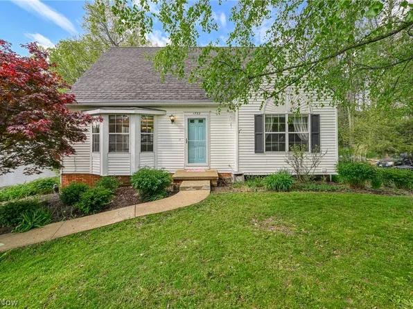 1722 W Idlewood Dr, Twinsburg, OH 44087
