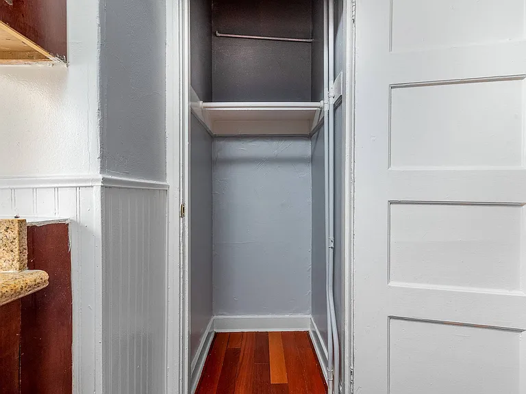 1008 Larkin — Photo 10