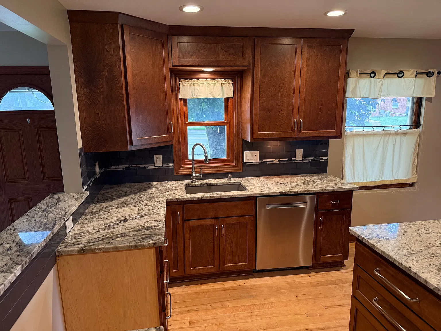 Brick ranch home single family — Photo 1