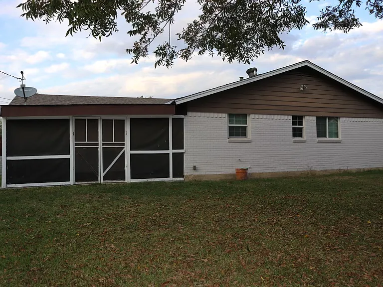 775 Briarwood Ln — Photo 12