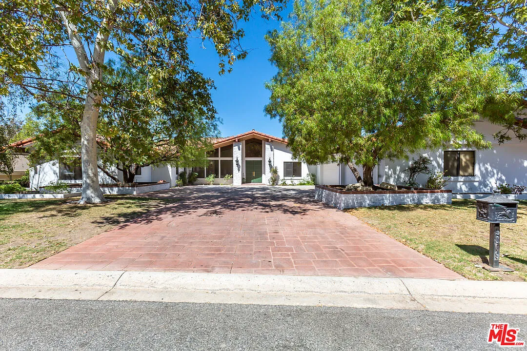 7 bed, 4.5 bath, 7485 sqft, $16,500 — Photo 3