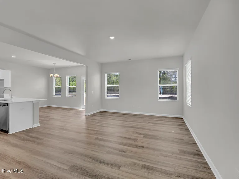 1095 Hanson Dr — Photo 3