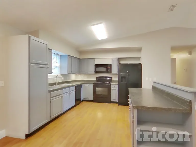 554 Peregrine Ct — Photo 6