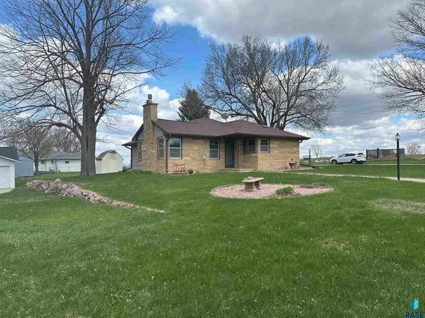 420 4th St E, Jasper, MN 56144