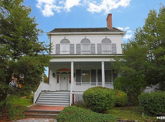 2nd image of 218 Paramus Rd