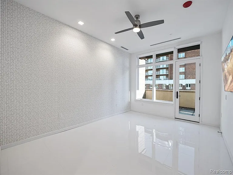 400 S Old Woodward Ave #315 — Photo 13