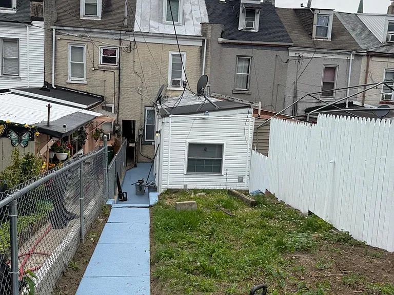 837 Locust St — Photo 12