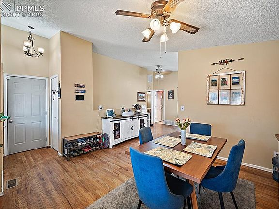 4th image of 504 Fountain Mesa Rd