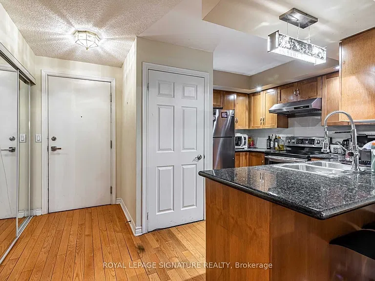 250 Wellington St W #632 — Photo 3
