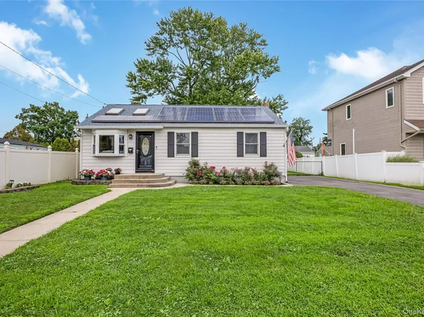 11 Delano Place, West Babylon, NY 11704