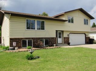 1928 Prairie Rose Ct, Grand Forks, ND 58201
