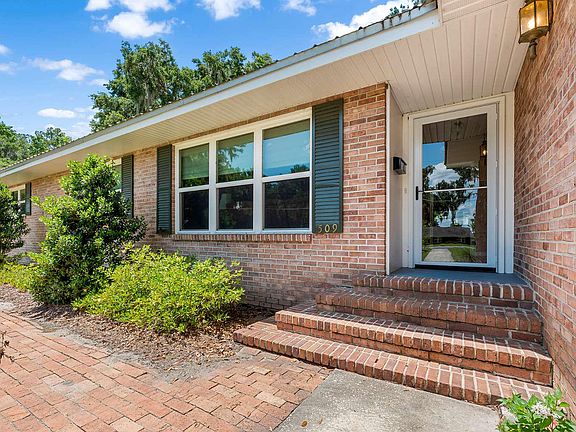 3rd image of 509 SE Evergreen Dr