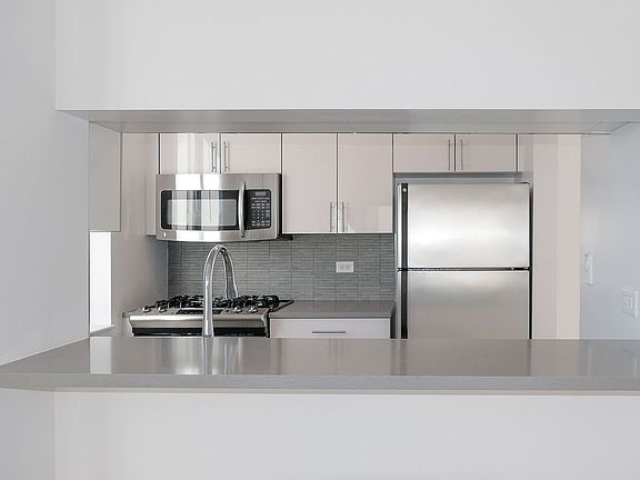 5th image of 150 E 44th St APT 39C