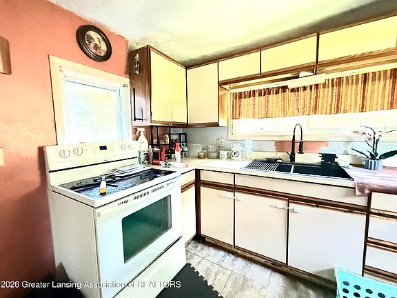 4th image of 624 Forest St