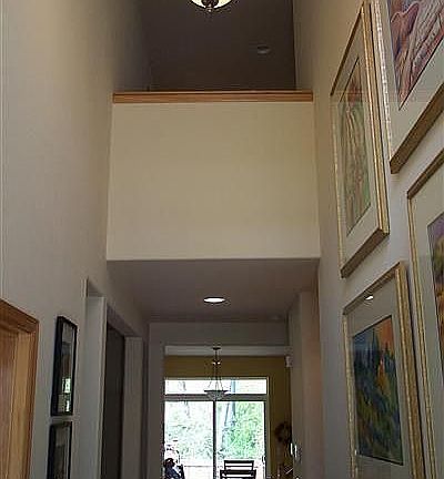 Nice bright entry. Landing overlooks entry and is perfect spot for desk.