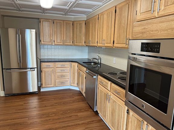 3rd image of 221 W 48th St #14