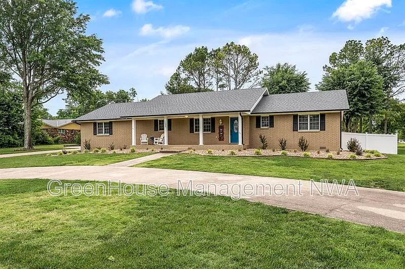 3 bed, 2.0 bath, 2420 sqft, $3,040 — Photo 2