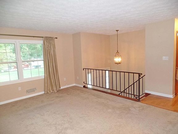 3rd image of 103 Chinaberry Ct